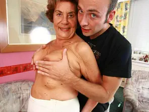 Oma Hilde hat einen Kunden,der ihr von hinten an die nackten Titten fässt und ficken will