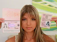 Unser ID Check mit sexy Teen Gina aus Berlin,wo sie ihren Ausweis neben ihren Kopf hält