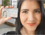 Der ID Check von Amateurin Melina aus Frankfurt,wo sie ihren Ausweis neben ihrem Kopf