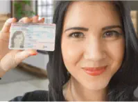 Der ID Check von Amateurin Melina aus Frankfurt,wo sie ihren Ausweis neben ihrem Kopf