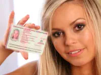 Unser ID Check mit dem sexy Teen Pearl aus Hamburg,wo sie ihren Ausweis neben ihren Kopf hält