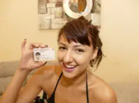 Der ID Check von Susi aus Berlin,wo sie ihren Ausweis neben ihren Kopf hält